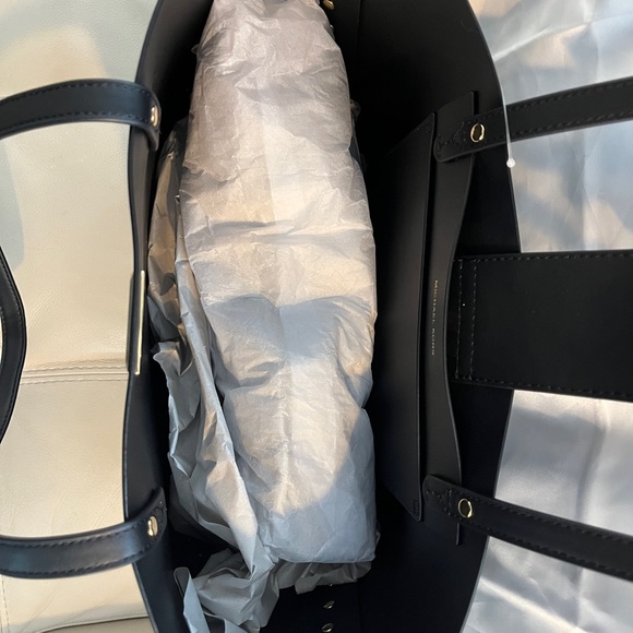 MICHAEL KORS
MANHATTAN
3551 GNCT3T
LG TOTE
LEATHER
BLACK
S978-0001
1 - Picture 7 of 9